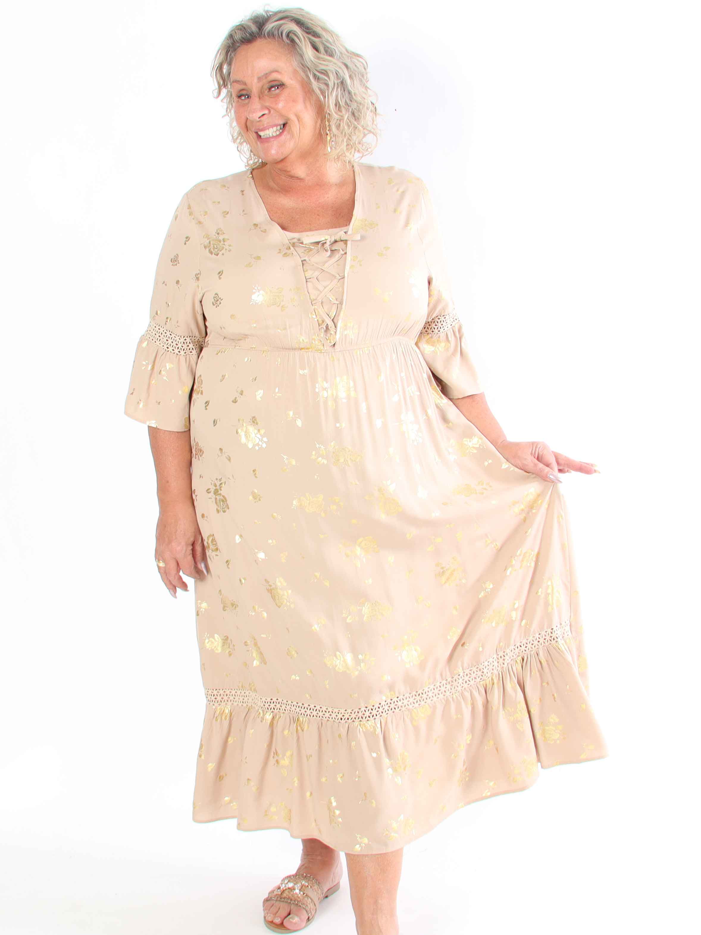 Pernilla - Kjole med guld blomster og broderinger